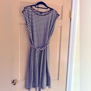 Talbot’s cap sleeve shift w belt